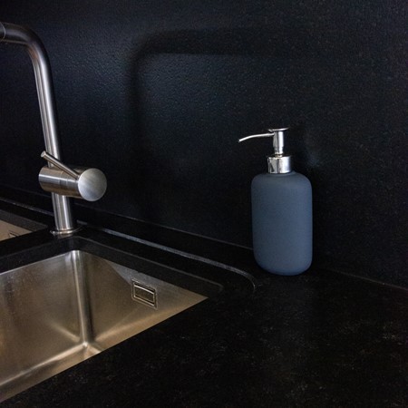 Renovatie badkamer & keukenblad - Sant'Agostino Highstone + Nero Zimbabwe Antico
Plaatsing: tegelwerken Loritano