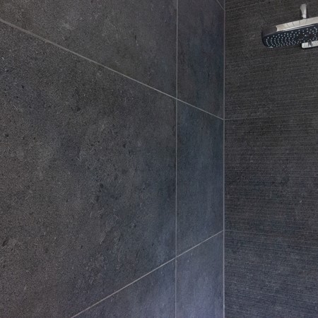 Renovatie badkamer & keukenblad - Sant'Agostino Highstone + Nero Zimbabwe Antico
Plaatsing: tegelwerken Loritano